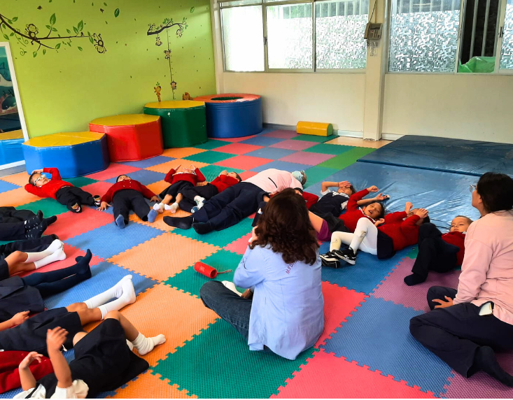 Clases de yoga y meditación para niños