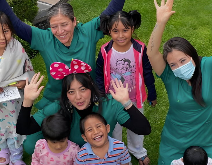 Colaboradores y niños de Casa y Centro Amanecer durante una actividad de bienestar impulsada por Medita México.
